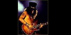 Axl Rose énekes híján újra összeállt Guns N´ Roses