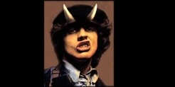 Az AC/DC rövidgatyás schoolboy-a március 31-én múlt 50 éves