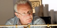 Anthony Hopkins figyel