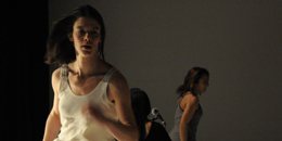 Mit kezdjünk a testünkkel? Az Hód Adrienn koreográfiája újra látható a MU Színházban