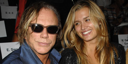 Barátnője szépnek tartja Mickey Rourke-ot