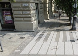 Az Andrássy út egy kis szakasza hétfőn reggel zongoraklaviatúrává alakul