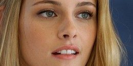 Kristen Stewart üt, mint a bolondóra