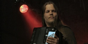 Korpiklaani: kilépett a tangóharmonikás