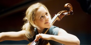 Sol Gabetta - Spontán csellista sztár a Bázeli Kamarazenekarral