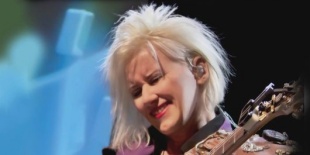 Jennifer Batten: Budapesten zenél Jacko gitárosa