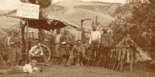 Gulyáságyú és rohamsisak  A Nagy Háború gyomornézetből