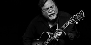 Babos Gyula Makrokozmosza  a gitárlegenda új produkciója a Müpában