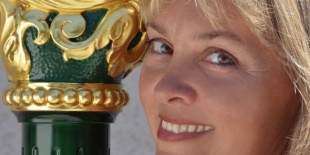 Vigh Andrea hárfaművész országos miniturnéja és bérletsorozata a Zeneakadémia Nagytermében