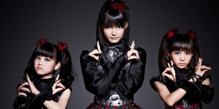 BabyMetal: koncertklip 20,000 ember előtt a Dragonforce gitárosokkal írt dalhoz