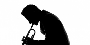 A jazztrombitás Koós-Hutás Áron vadonatúj projektje a Nemzetközi Jazz Napon debütált
