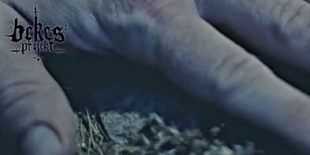 Szöveg-videóval jelentkezett a Bekes Projekt