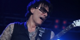 A Passion And Warfare lemezzel jön Steve Vai