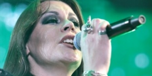 Floor Jansen gyereket vár