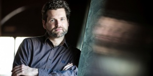 Híd az alkotótól a közönséghez