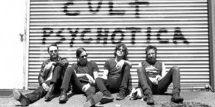 Mick Jagger, Josh Homme és Billy Corgan összekeverve – a Sons of Anarchy segédmotorsa Budapesten lép fel