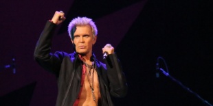 Több mint tíz év után tér vissza hozzánk önálló koncertre az élő legenda – a Budapest Park színpadán Billy Idol!