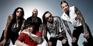 Nézd meg a The Offspring klasszikusát a Five Finger Death Punch előadásában