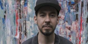 Videón a Brooding Mike Shinoda-tól