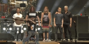 Egy kerekesszékes srác volt a Foo Fighters sztárja