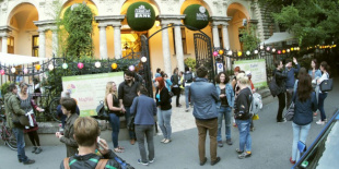 Hajós András zenés stand upjával indul a MagNet Ház új évada