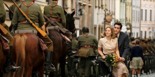 Lila szőnyeggel mutatta be a Lángoló Világot az epic drama varsóban