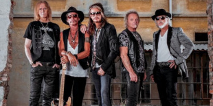 Beperelte társait az Aerosmith dobosa
