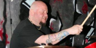 Elhunyt a Machine Head eredeti dobosa