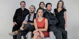 Felfrissült zenével és új klippel tér vissza a folk szupergroup, a Chalga