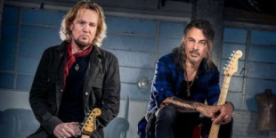 Itt az első videó Adrian Smith-től és Richie Kotzen-től