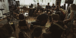 Hangszerkiállítással és tehetségkutatóval bővül a Gitármánia Tábor