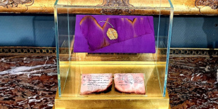 A Nemzeti Múzeum vásárolta meg a koronázási palást egy darabját a BÁV aukcióján