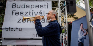 Teherautóról Budapesten, templomokban országszerte zenél a Fesztiválzenekar