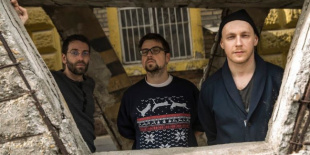 A rock, a free jazz és az afrikai zenék találkozása - megjelent a JÜ harmadik nagylemeze