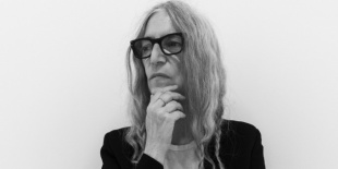 A punk koszorús költője újra Budapesten ad koncertet – Patti Smith a Liszt Ünnepen
