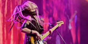 Női basszusgitárost igazolt a Whitesnake