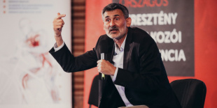 Egy színpadon Nógrádi György, Pál Feri atya és Jelasity Radován