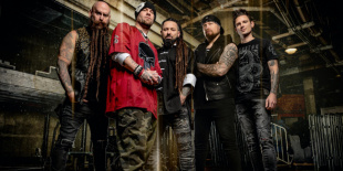 A Five Finger Death Punch basszusgitárosa kiosztotta az USA elhagyásával riogatókat