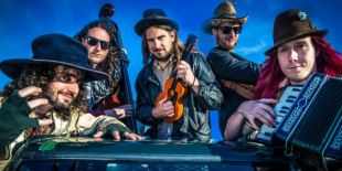 Alestorm: A MAHASZ lista élére tört a magyar nyelvű dalokkal a kalóz metal zenekar