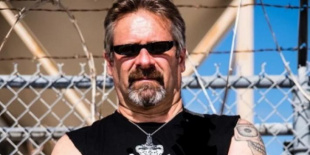 Bobby Gustafson gitáros nélkül jön hozzánk a Vio-lence