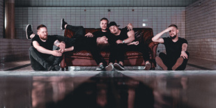 A finn modern metal banda, a Koitos egy sötétebb és nehezebb oldalát mutatja be új kislemezével.