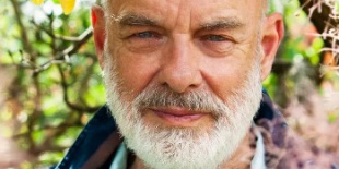 Hallgassátok meg Brian Eno vadonatúj instrumentális számát, a Chéri-t!