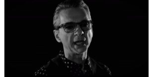 Dave Gahan előadásában a Gun Club Mother Of Earth című számát hallgasd meg!