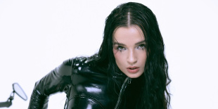 Poppy újra megvillantotta tehetségét ´Motorbike´ című dalával