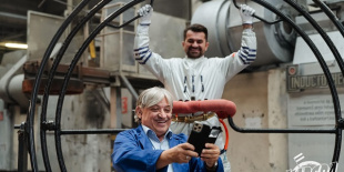 Csőre Gábor fejjel lefelé rappel