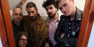 A Crying Mantis az elsõ kislemez a második YEWO albumról