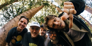 Itt a Neck Deep politikai himnusza, a We Need More Bricks