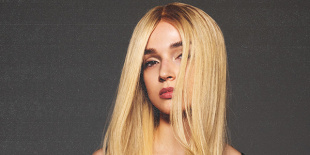 Poppy újabb vízióját mutatja be a Flicker című dalban