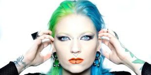 Seraina Telli: dögös énekesnő nyitja a Visions Of Atlantis turnét