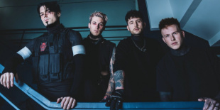 Stílusok találkozása a From Ashes To New - Blackout deluxe korongján